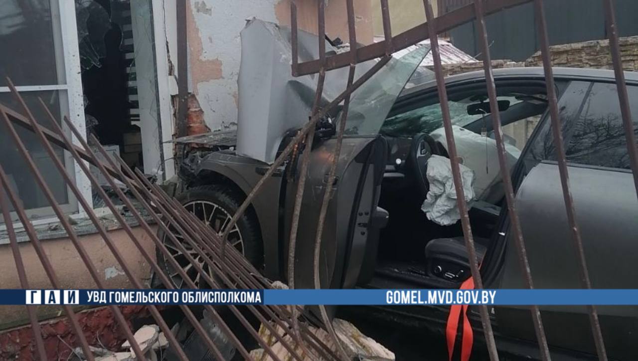 Белорус потерял сознание за рулем и влетел в стену дома