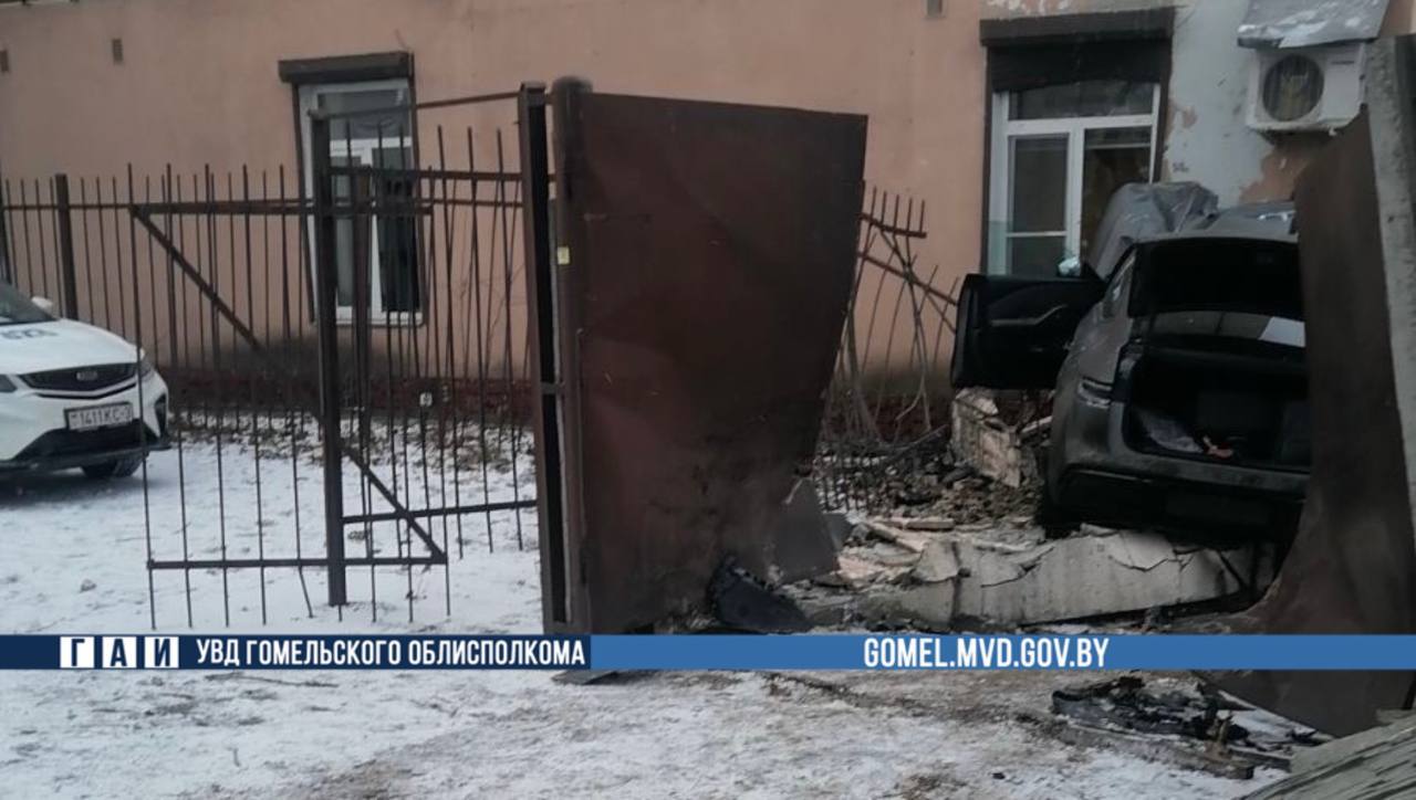 Белорус потерял сознание за рулем и влетел в стену дома