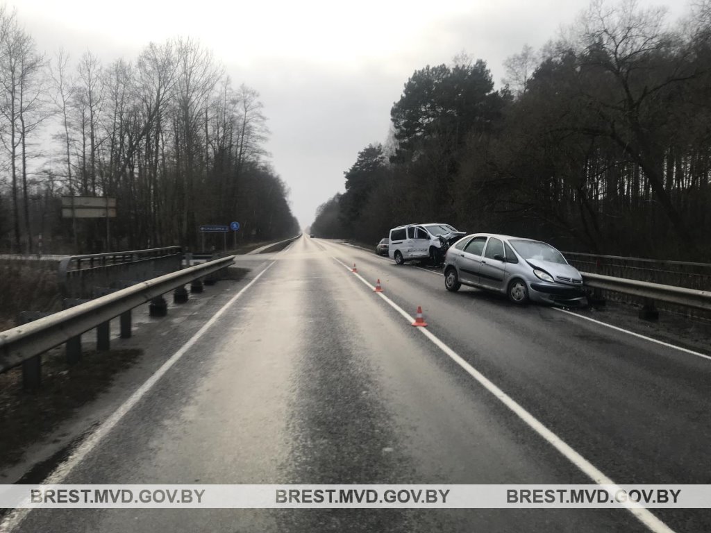 Столкновение автомобилей в Березовском районе: 73-летний водитель госпитализирован