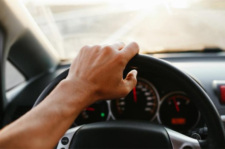 Белорус арендовал каршеринг на чужое имя, чтобы полечить зубы. Чем для него это обернулось?