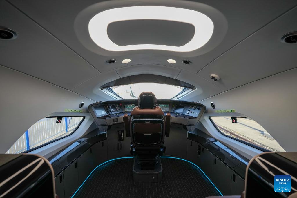 В Китае появился пассажирский поезд, способный развивать 450 километров в час — посмотрите, как он выглядит внутри