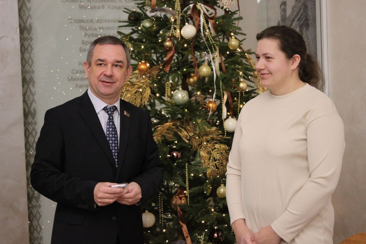 В Ленинском районе г. Бреста вручили орден Матери многодетной матери Светлане Демчук