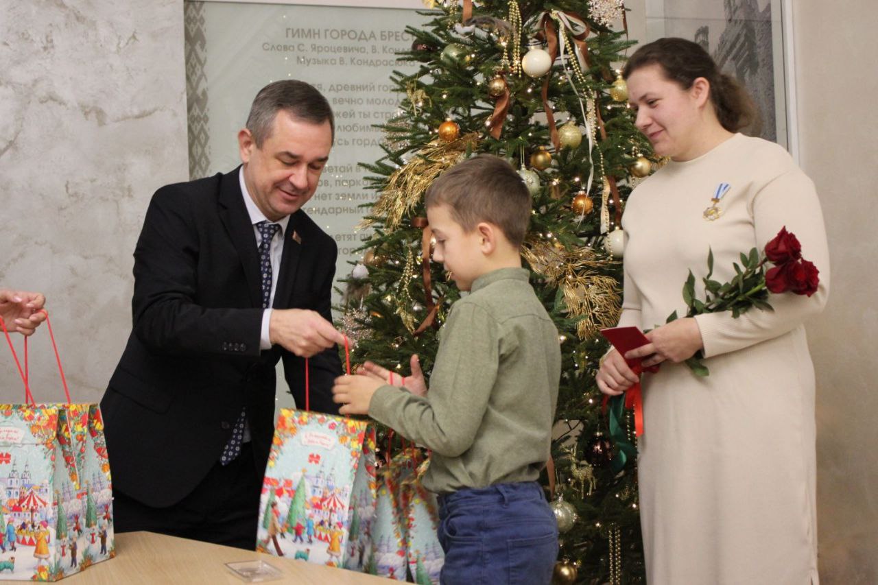 В Ленинском районе г. Бреста вручили орден Матери многодетной матери Светлане Демчук