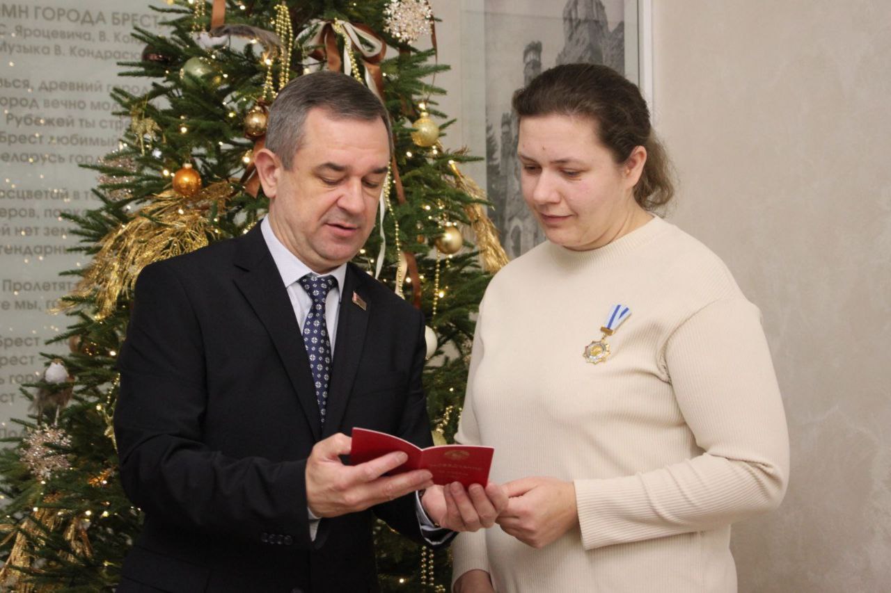 В Ленинском районе г. Бреста вручили орден Матери многодетной матери Светлане Демчук
