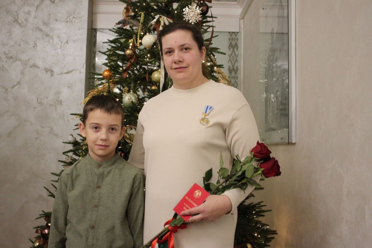 В Ленинском районе г. Бреста вручили орден Матери многодетной матери Светлане Демчук