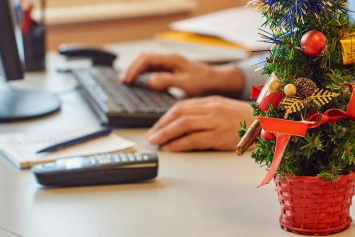 Как оплачиваются рабочие дни, выпавшие на новогодние праздники?