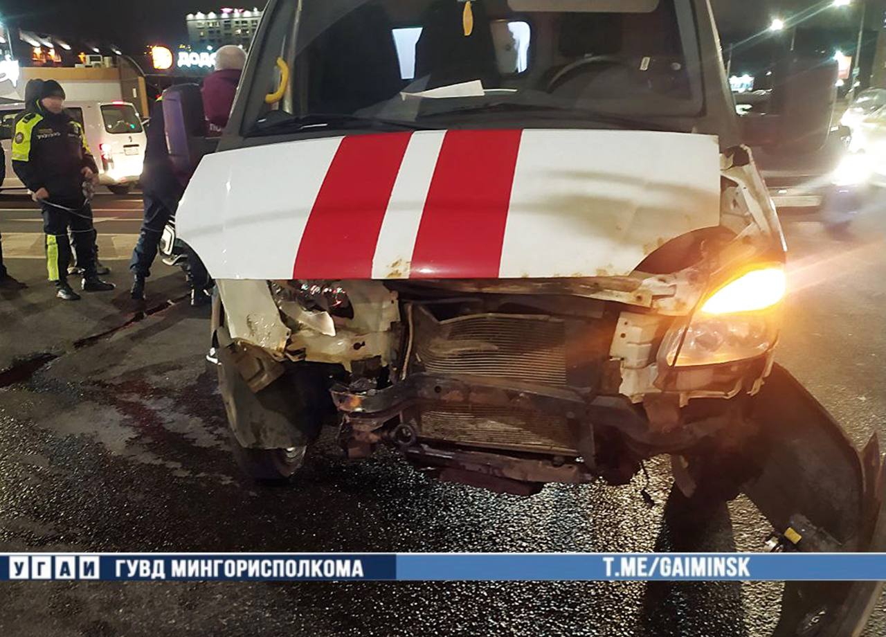 Автомобиль скорой помощи попал в ДТП в Минске — ГАИ опубликовала видео
