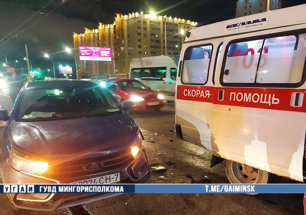 Автомобиль скорой помощи попал в ДТП в Минске — ГАИ опубликовала видео