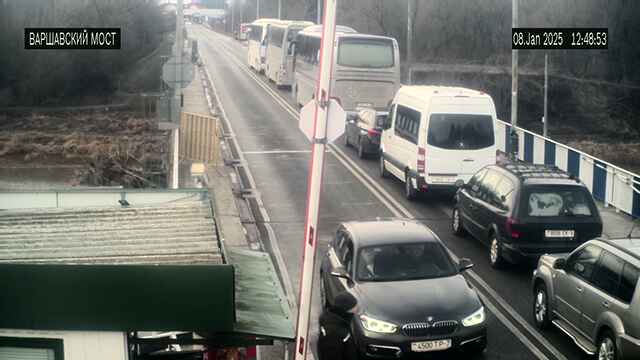 Сколько легковушек и автобусов ожидают въезда в Польшу