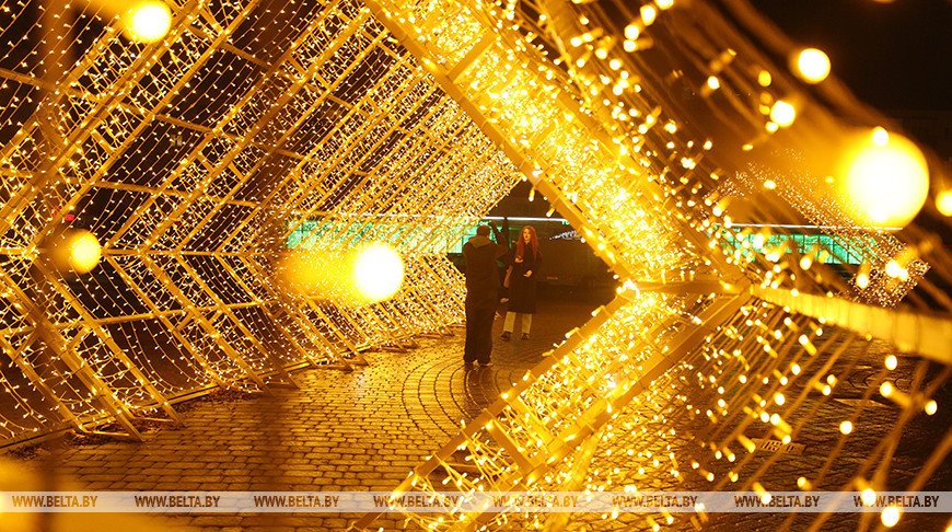 Новогодняя ярмарка, красочная иллюминация и световые инсталляции — сказочная атмосфера на улицах Бреста