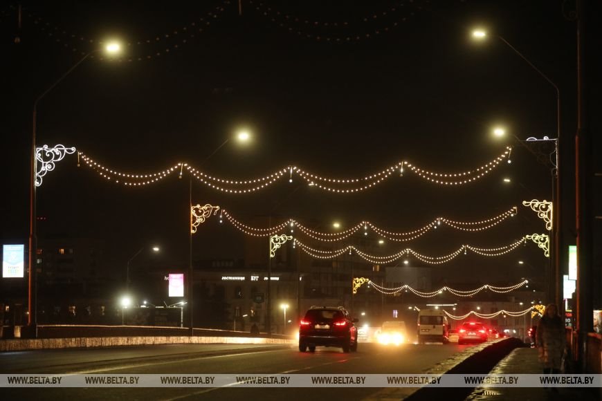 Новогодняя ярмарка, красочная иллюминация и световые инсталляции — сказочная атмосфера на улицах Бреста