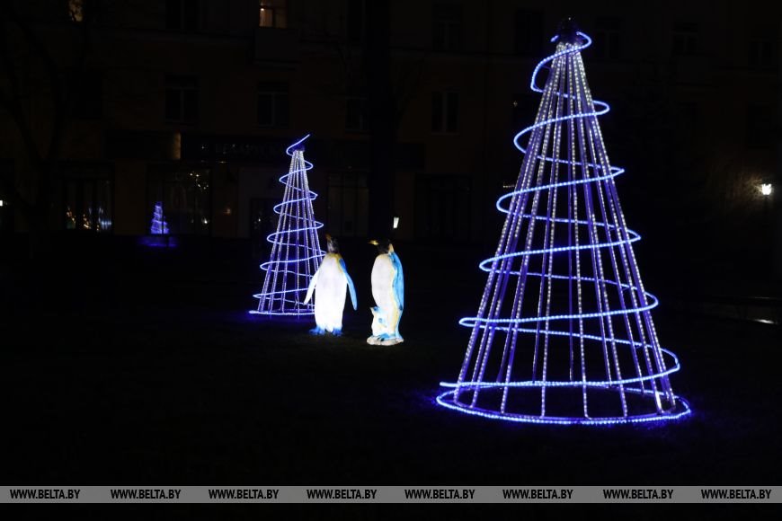 Новогодняя ярмарка, красочная иллюминация и световые инсталляции — сказочная атмосфера на улицах Бреста