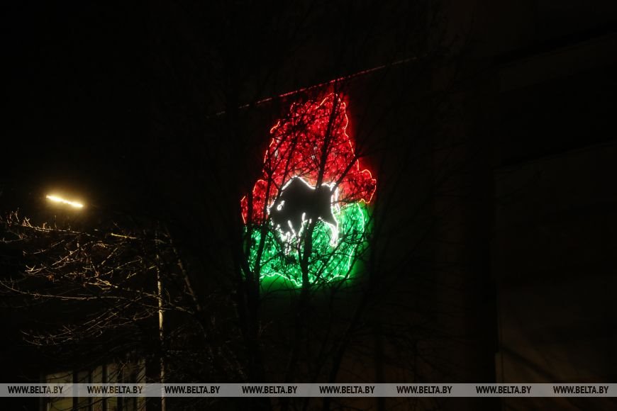 Новогодняя ярмарка, красочная иллюминация и световые инсталляции — сказочная атмосфера на улицах Бреста