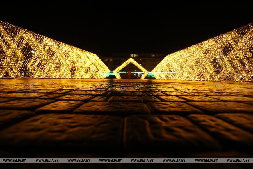 Новогодняя ярмарка, красочная иллюминация и световые инсталляции — сказочная атмосфера на улицах Бреста