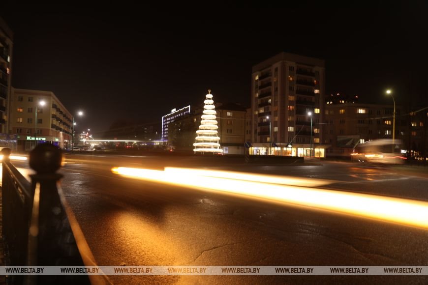 Новогодняя ярмарка, красочная иллюминация и световые инсталляции — сказочная атмосфера на улицах Бреста