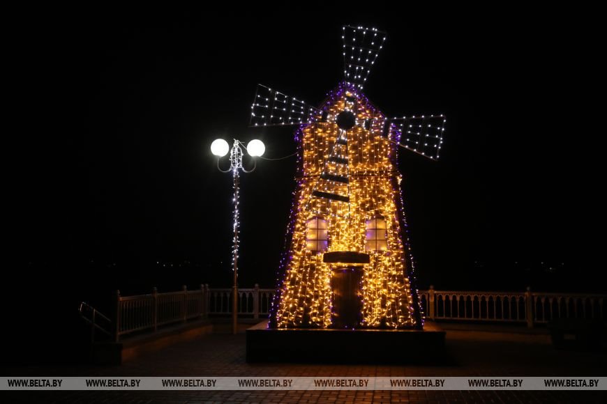 Новогодняя ярмарка, красочная иллюминация и световые инсталляции — сказочная атмосфера на улицах Бреста