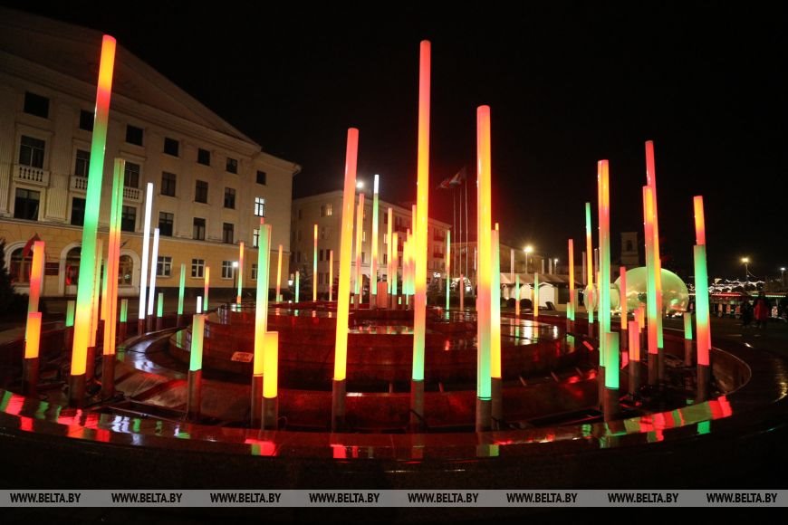 Новогодняя ярмарка, красочная иллюминация и световые инсталляции — сказочная атмосфера на улицах Бреста