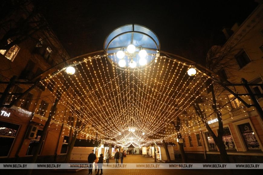 Новогодняя ярмарка, красочная иллюминация и световые инсталляции — сказочная атмосфера на улицах Бреста