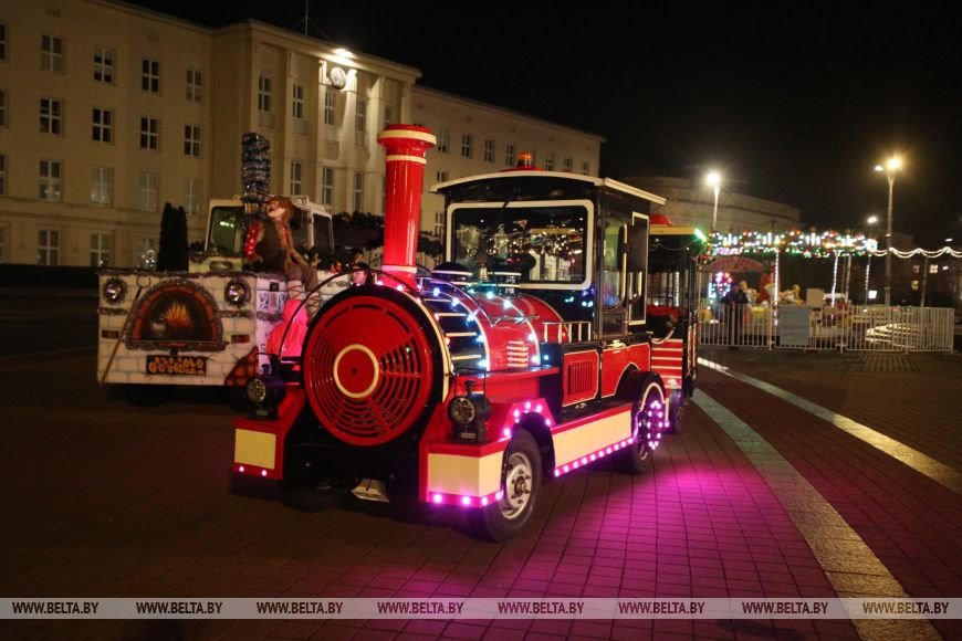 Новогодняя ярмарка, красочная иллюминация и световые инсталляции — сказочная атмосфера на улицах Бреста