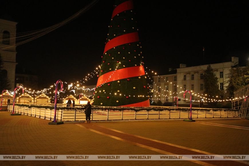 Новогодняя ярмарка, красочная иллюминация и световые инсталляции — сказочная атмосфера на улицах Бреста