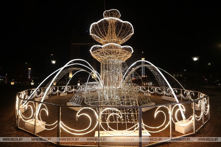 Новогодняя ярмарка, красочная иллюминация и световые инсталляции — сказочная атмосфера на улицах Бреста