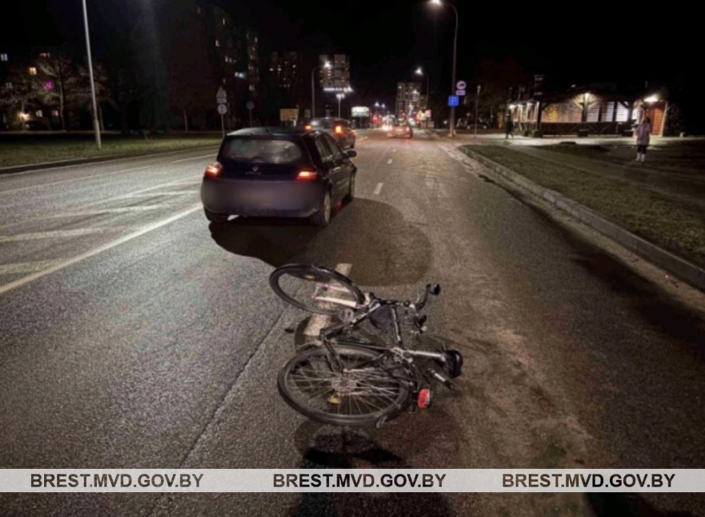 В Бресте водитель Renault сбила велосипедиста