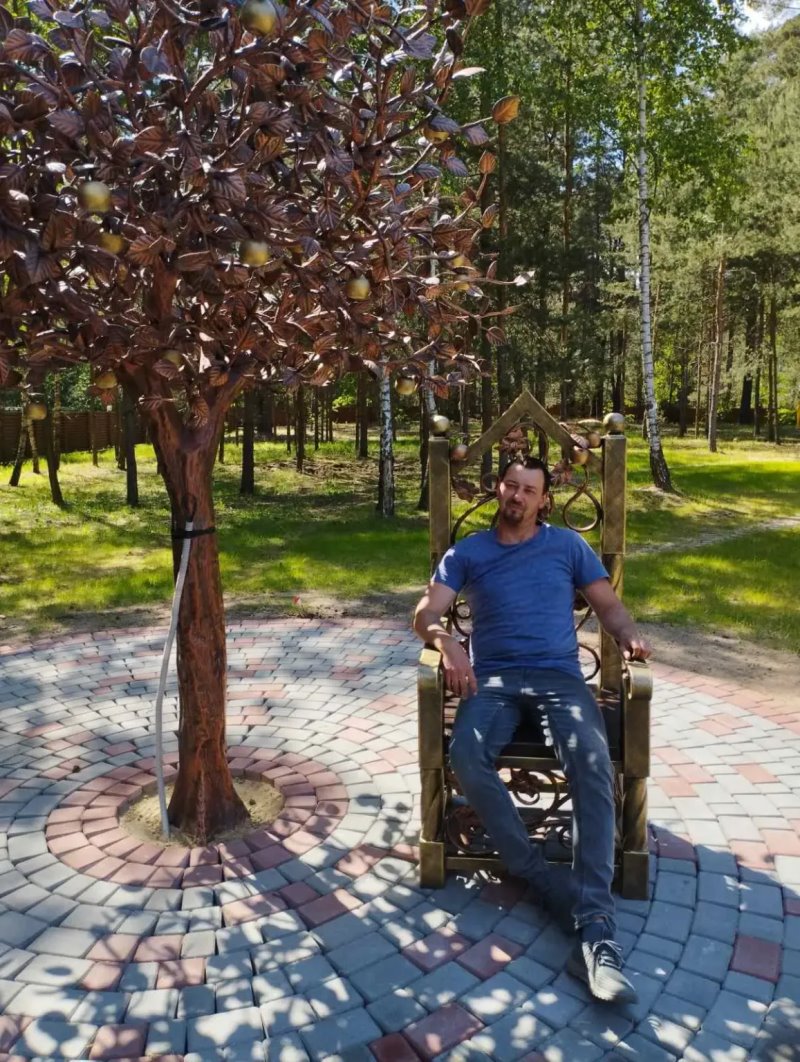 Кузнец из Жабинки куёт посох для Деда Мороза и… семейное счастье