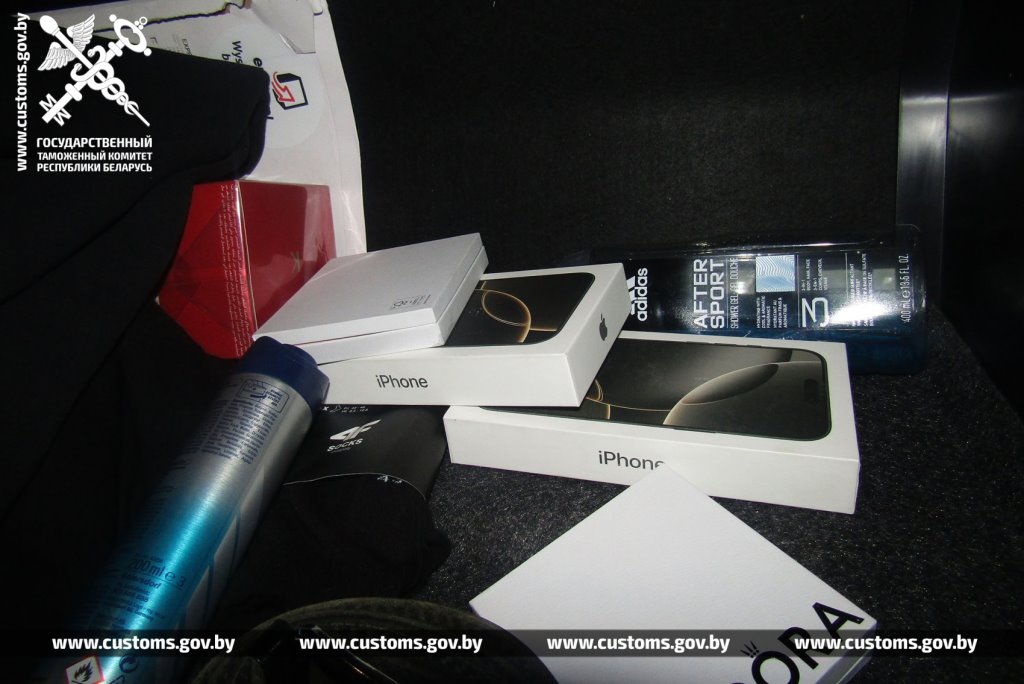 Водитель спрятал айфоны в тайниках грузовика, но на границе в Бресте их обнаружили