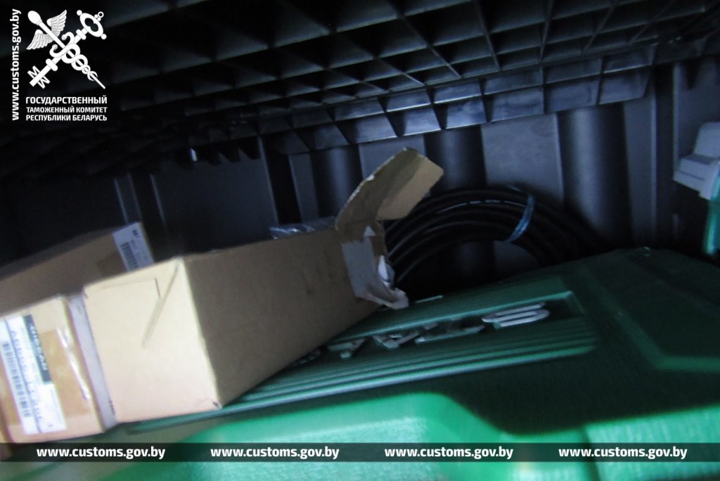 Водитель спрятал айфоны в тайниках грузовика, но на границе в Бресте их обнаружили