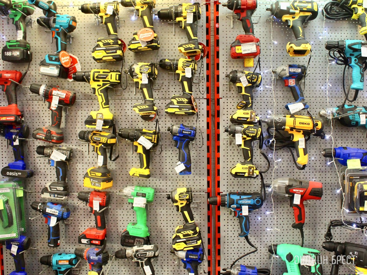 Мужьям, отцам, дедушкам и братьям. Подберите идеальные подарки для истинных мужчин в строительных магазинах «АмайзТрейд» в Бресте