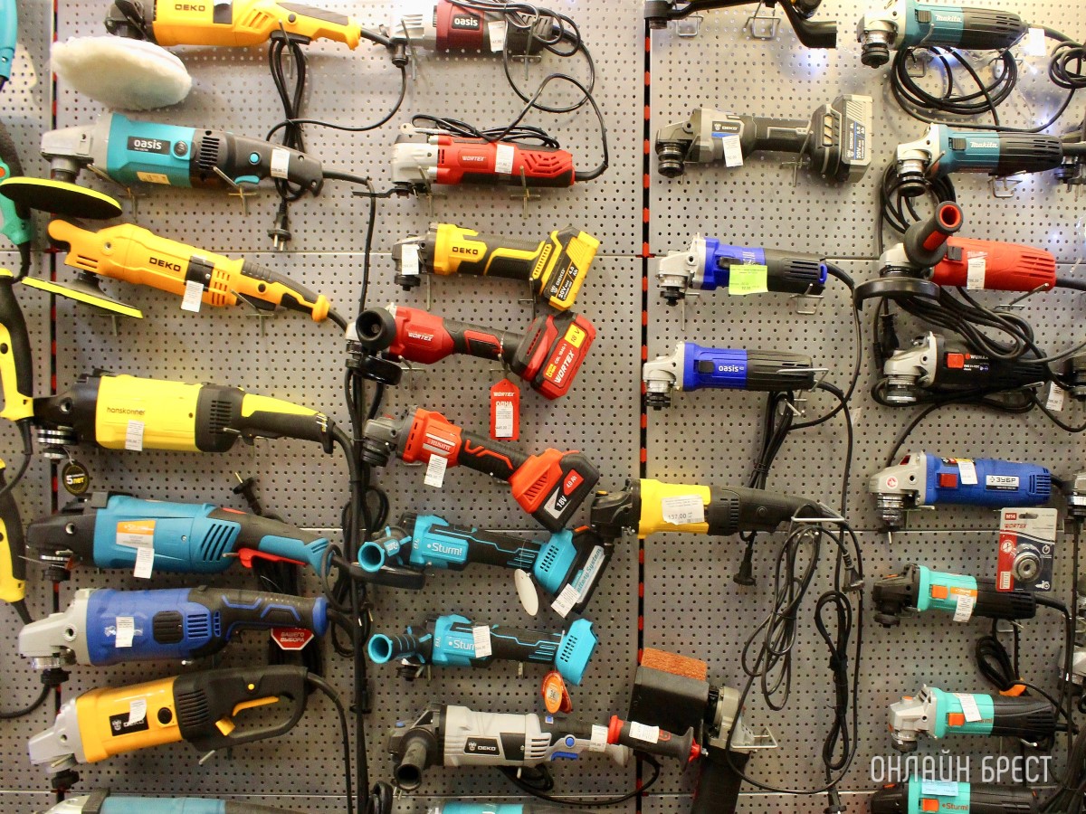 Мужьям, отцам, дедушкам и братьям. Подберите идеальные подарки для истинных мужчин в строительных магазинах «АмайзТрейд» в Бресте