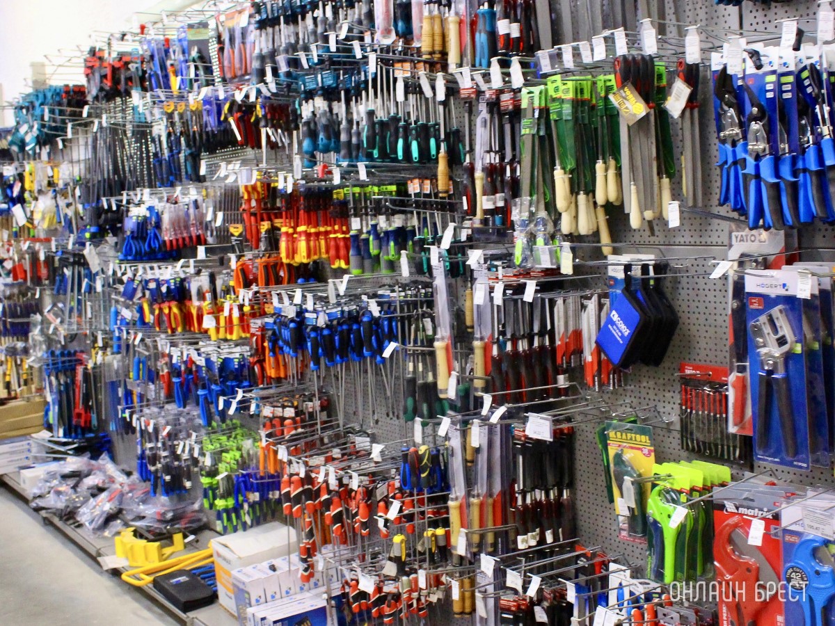 Мужьям, отцам, дедушкам и братьям. Подберите идеальные подарки для истинных мужчин в строительных магазинах «АмайзТрейд» в Бресте