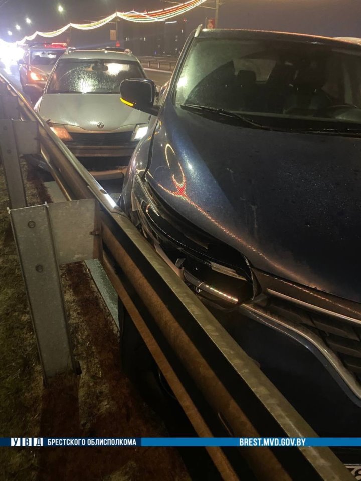 В Бресте два автомобиля марки Renault столкнулись на Кобринском мосту