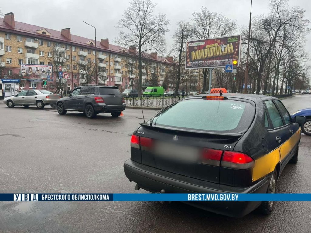 В Бресте такси столкнулось с Mercedes