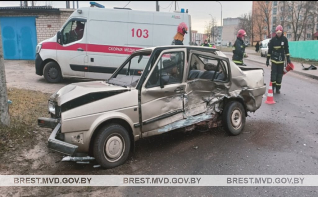 В Ивацевичском районе произошло ДТП: 81-летний водитель не уступил дорогу молодому автомобилисту