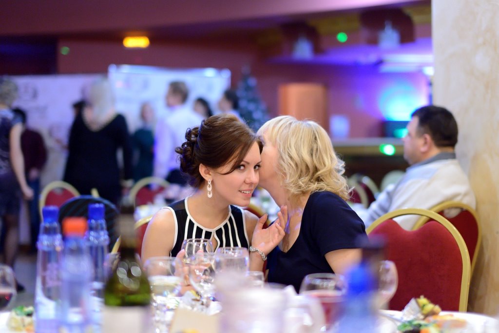 Брестчанка спрашивает, можно ли в соцсети выкладывать фото коллег с корпоратива? Ответила юрист