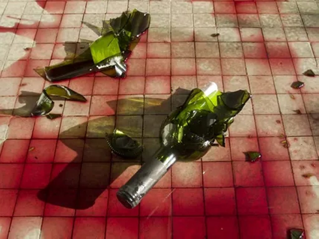 Кто должен возмещать стоимость случайно разбитого в магазине товара? Рассказала судья