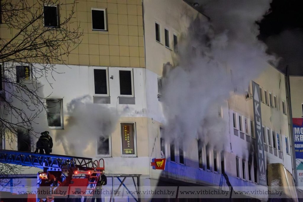 Стало известно, что будет с горевшим в Витебске ТЦ «Беларусь»