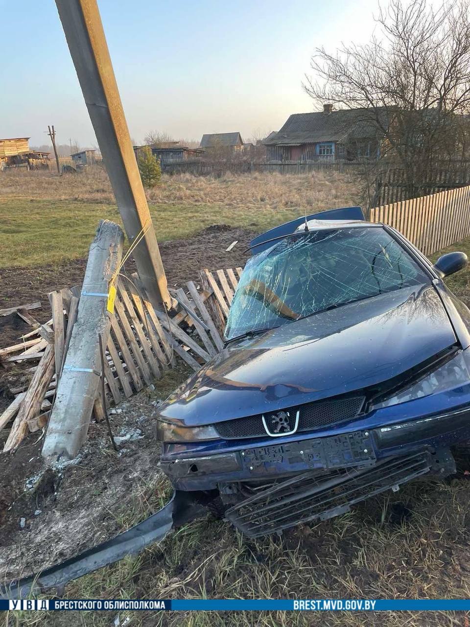 В Дрогичинском районе 20-летний водитель Peugeot врезался в опору ЛЭП