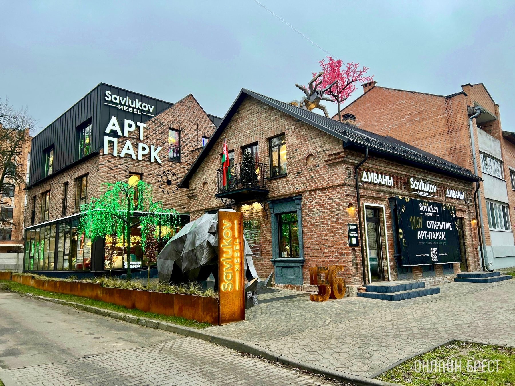 До открытия осталось 3 дня! Многие спрашивают, что за магазин с гигантским пауком появился в центре Бреста? Показываем, что находится внутри