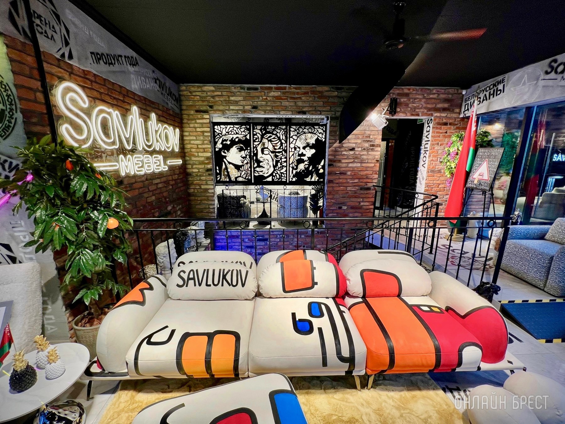 До открытия осталось 3 дня! Многие спрашивают, что за магазин с гигантским пауком появился в центре Бреста? Показываем, что находится внутри