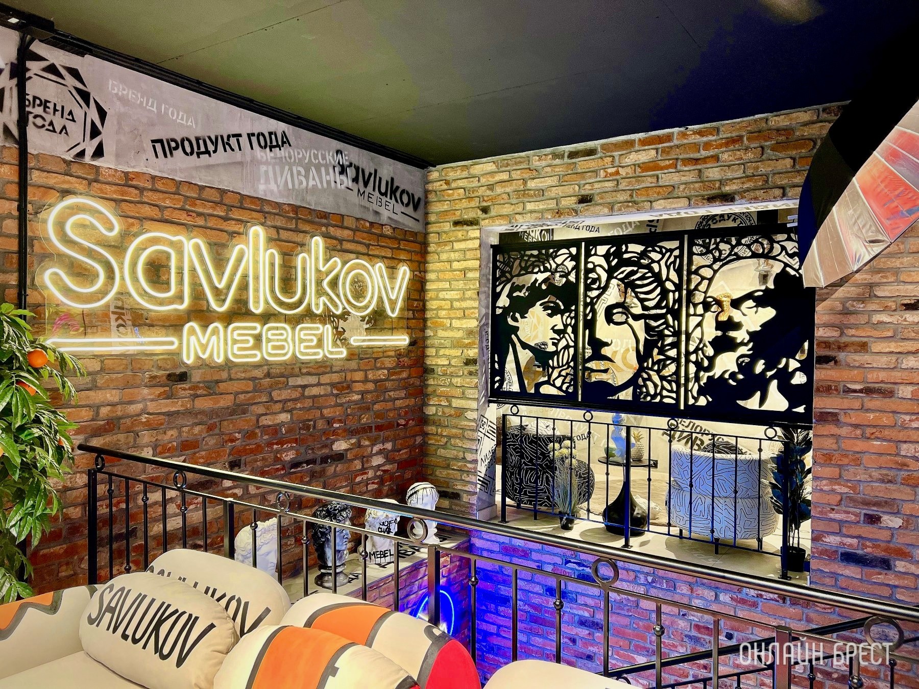 До открытия осталось 3 дня! Многие спрашивают, что за магазин с гигантским пауком появился в центре Бреста? Показываем, что находится внутри