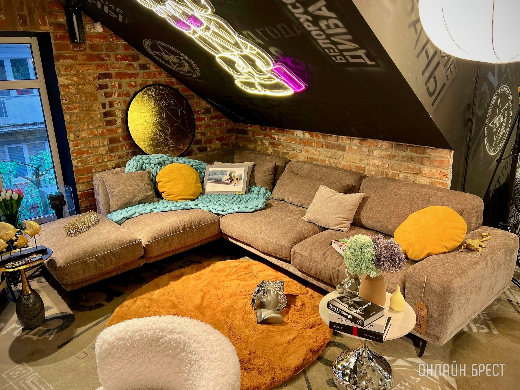 До открытия осталось 3 дня! Многие спрашивают, что за магазин с гигантским пауком появился в центре Бреста? Показываем, что находится внутри