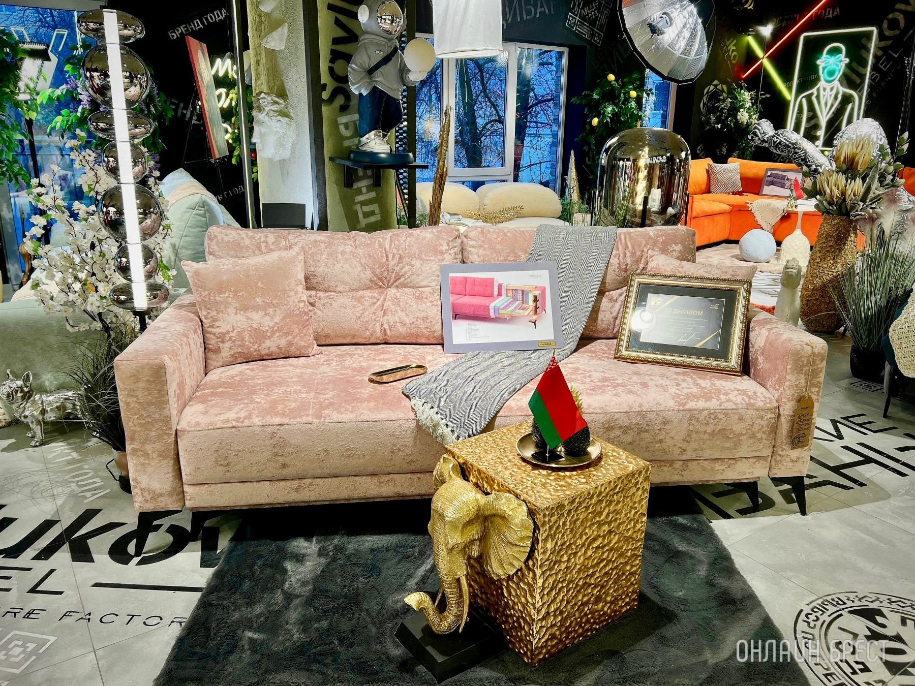 До открытия осталось 3 дня! Многие спрашивают, что за магазин с гигантским пауком появился в центре Бреста? Показываем, что находится внутри