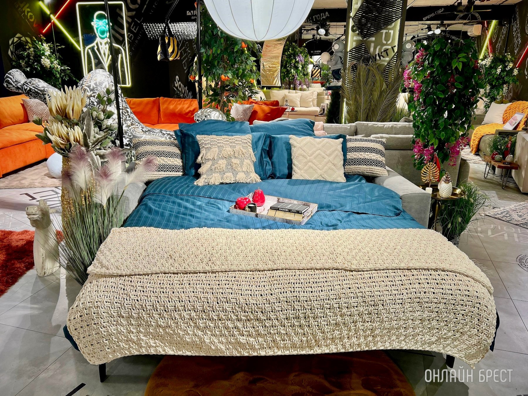 До открытия осталось 3 дня! Многие спрашивают, что за магазин с гигантским пауком появился в центре Бреста? Показываем, что находится внутри