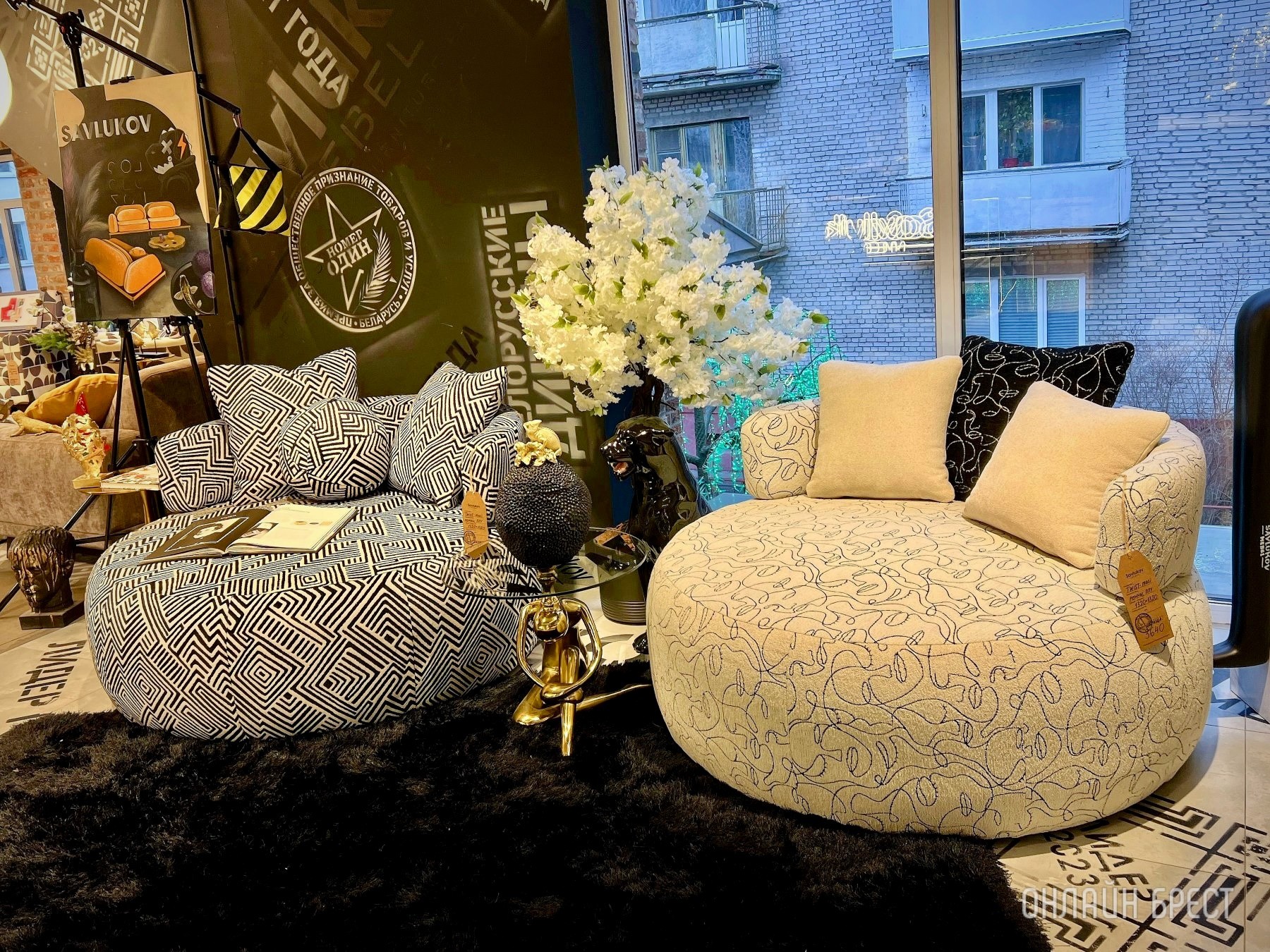 До открытия осталось 3 дня! Многие спрашивают, что за магазин с гигантским пауком появился в центре Бреста? Показываем, что находится внутри