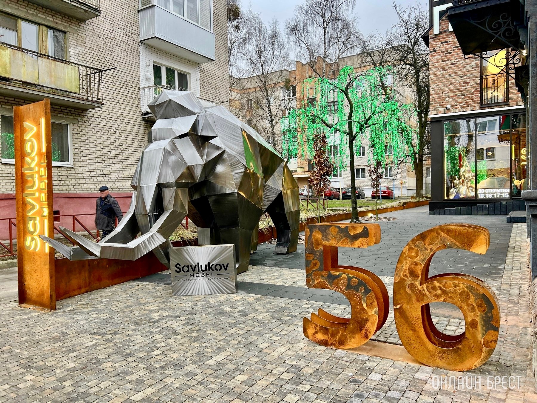 До открытия осталось 3 дня! Многие спрашивают, что за магазин с гигантским пауком появился в центре Бреста? Показываем, что находится внутри