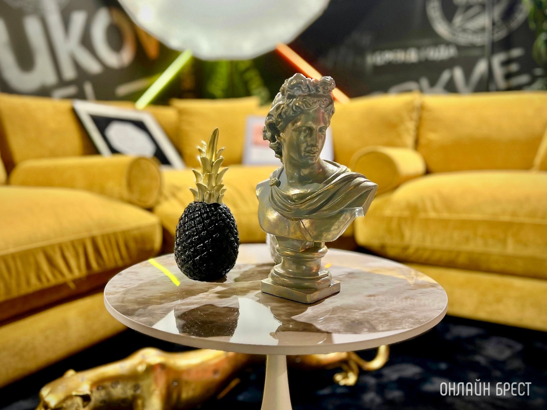 До открытия осталось 3 дня! Многие спрашивают, что за магазин с гигантским пауком появился в центре Бреста? Показываем, что находится внутри