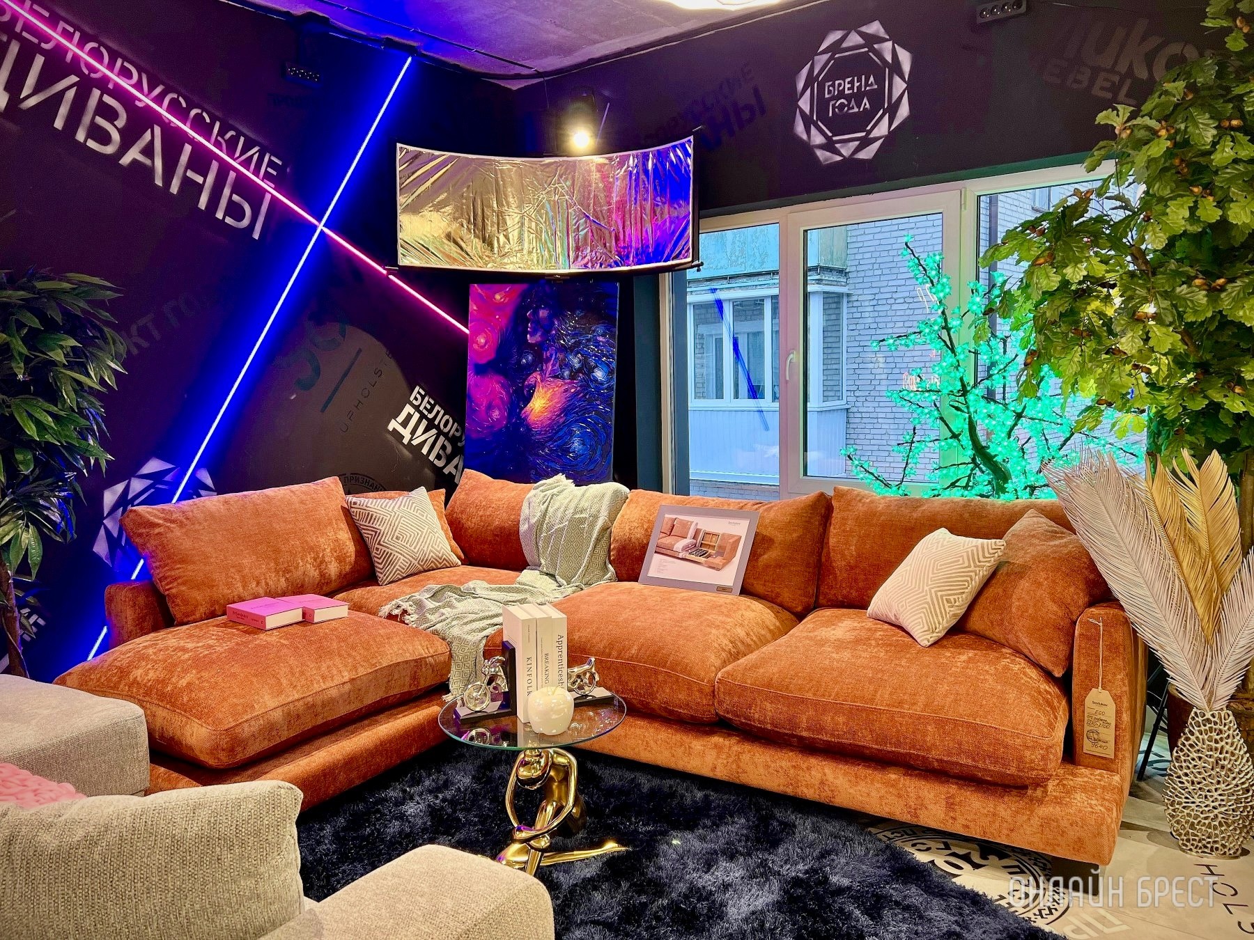 До открытия осталось 3 дня! Многие спрашивают, что за магазин с гигантским пауком появился в центре Бреста? Показываем, что находится внутри