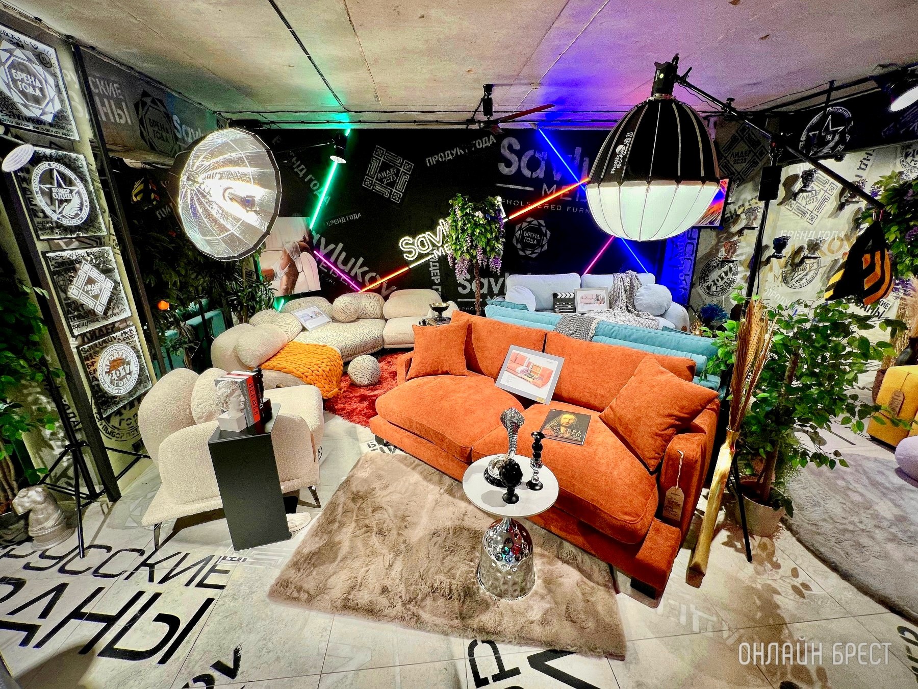 До открытия осталось 3 дня! Многие спрашивают, что за магазин с гигантским пауком появился в центре Бреста? Показываем, что находится внутри